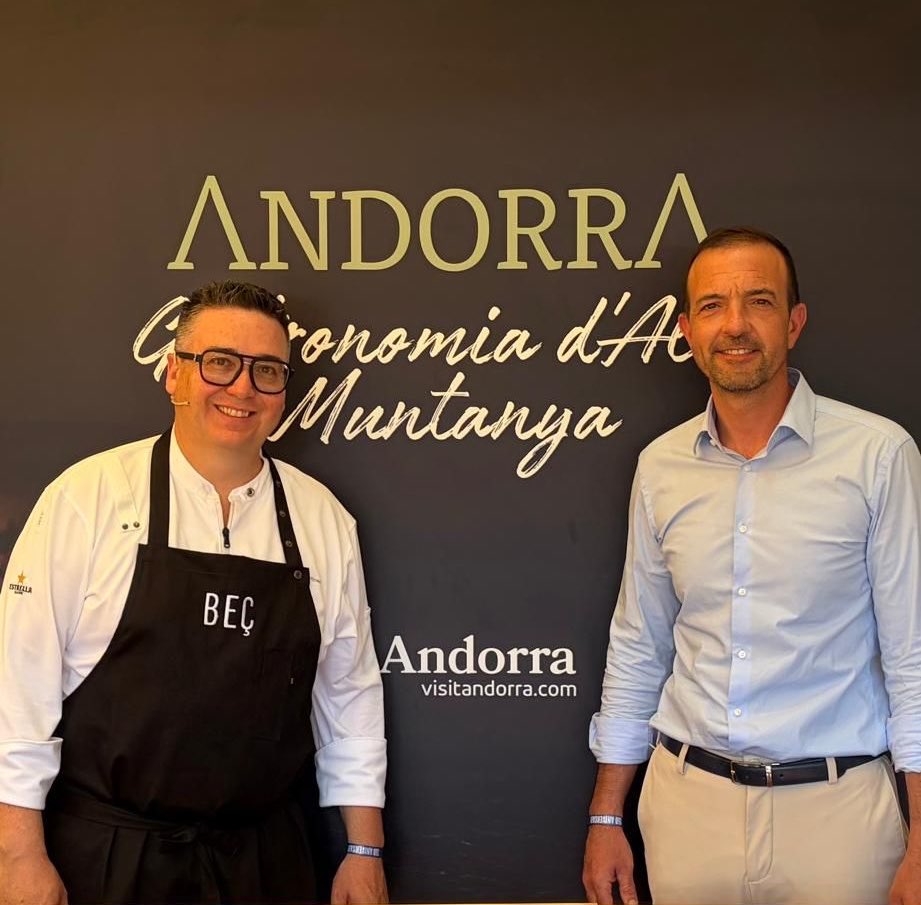 andorraworld_ad's tweet photo. Andorra porta la #GastronomiaAltaMuntanya a @tastalarambla. Els xefs i ambaixadors Rodrigo Martínez (Beç) i Jordi Grau (Ibaya*) hi presenten la creativitat i l’essència de la nostra cuina. També s'hi poden tastar embotits, vins i formatges del país. 🍷🧀🍖

#AndorraELEVATESyou https://t.co/MgOqrANXSO