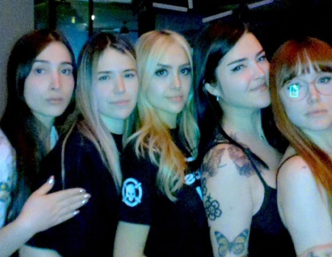 cerv_fer's tweet photo. Para mí y muchos pollos  'las tetacas' son el mejor grupo formado en la época del stream actual, es natural, sin ser forzado y pueden llevarse pesado, sin esos límites que a veces frena la dinámica de muchos grupos.
Y siento que hay una amistad real que se ha formado con el tiempo.
10/10