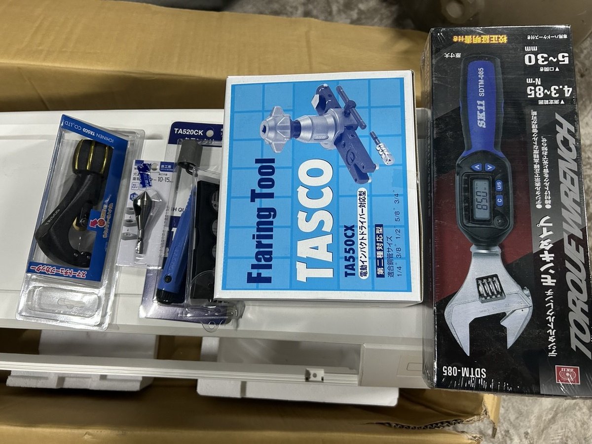 emisukenari's tweet photo. エアコン屋に忙しいアピールされるからさ…😇
親の仇レベルで道具そろえてやったわ😎🔧

あとは～
ユーチューブ先生見ながら📱
セルフ取り付けの家族会議するか…🤔🔥 https://t.co/LEjF7LTflL