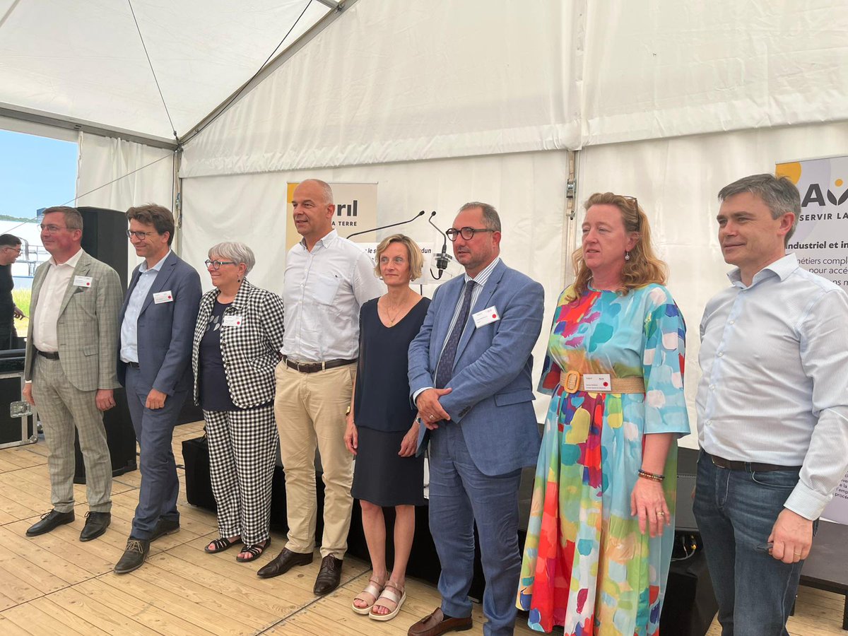 Avril's tweet photo. Rencontres au cœur d’un des grands bassins de production de #colza français, à Verdun. Aujourd’hui, les dirigeants d’Avril étaient sur le site industriel de @Saipol_officiel Verdun, repris en février dernier, pour rencontrer les acteurs clés du territoire : agriculteurs, organismes collecteurs et élus locaux.

Un site stratégique, qui :
- transforme exclusivement des graines de colza françaises
- s’approvisionne dans tout le Grand-Est auprès de 12 organismes collecteurs
- valorise l’intégralité de la graine

Le site Saipol de Verdun produit :
➡️ des #protéines pour l’#AlimentationAnimale
➡️ des #huiles pour l’industrie agroalimentaire
➡️ des coproduits pour la #ChimieRenouvelable (glycérine, acides gras…)
➡️ du #biodiesel, une énergie renouvelable qui contribue à réduire les émissions de gaz à effet de serre.

Au-delà de la présentation des activités industrielles, cette rencontre a permis de partager ce qui fait la singularité d’Avril :
- un ancrage agricole fort
- un modèle unique de réinvestissement au service des filières
- un engagement durable pour les territoires
#ServirLaTerre #ImpactPositif #agriculture #industrie
@FopProducteurs