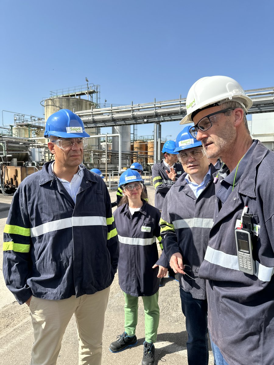 Avril's tweet photo. Rencontres au cœur d’un des grands bassins de production de #colza français, à Verdun. Aujourd’hui, les dirigeants d’Avril étaient sur le site industriel de @Saipol_officiel Verdun, repris en février dernier, pour rencontrer les acteurs clés du territoire : agriculteurs, organismes collecteurs et élus locaux.

Un site stratégique, qui :
- transforme exclusivement des graines de colza françaises
- s’approvisionne dans tout le Grand-Est auprès de 12 organismes collecteurs
- valorise l’intégralité de la graine

Le site Saipol de Verdun produit :
➡️ des #protéines pour l’#AlimentationAnimale
➡️ des #huiles pour l’industrie agroalimentaire
➡️ des coproduits pour la #ChimieRenouvelable (glycérine, acides gras…)
➡️ du #biodiesel, une énergie renouvelable qui contribue à réduire les émissions de gaz à effet de serre.

Au-delà de la présentation des activités industrielles, cette rencontre a permis de partager ce qui fait la singularité d’Avril :
- un ancrage agricole fort
- un modèle unique de réinvestissement au service des filières
- un engagement durable pour les territoires
#ServirLaTerre #ImpactPositif #agriculture #industrie
@FopProducteurs