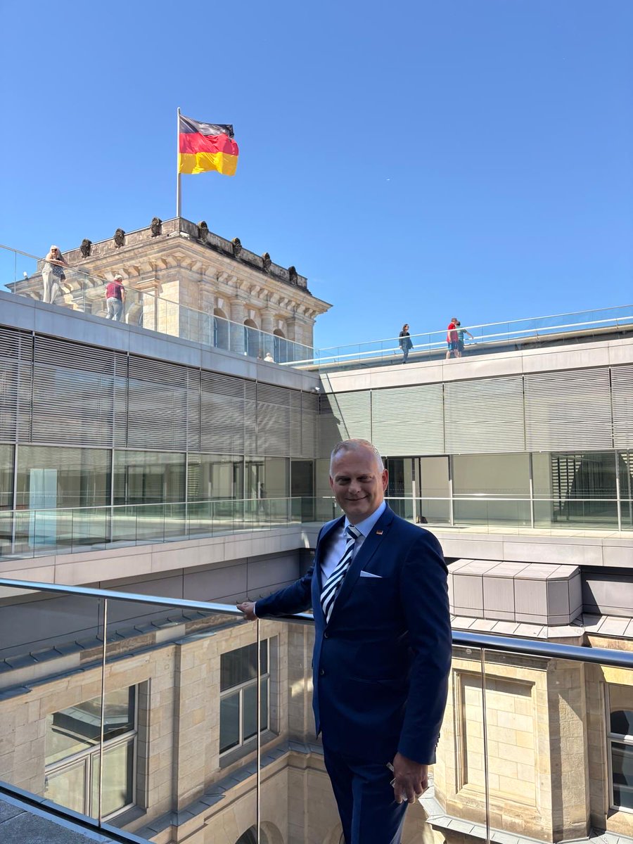 MDeter_MdL's tweet photo. Heute war ich als Gastredner bei der Bundestagsfahrt meines Kollegen @Rene_Springer im Deutschen #Bundestag und konnte mit den politisch interessierten Gästen über die aktuellen politischen Entwicklungen sprechen. 

Hat mir sehr viel Spaß gemacht und ich komme gerne wieder. https://t.co/zUfwM2BBuz