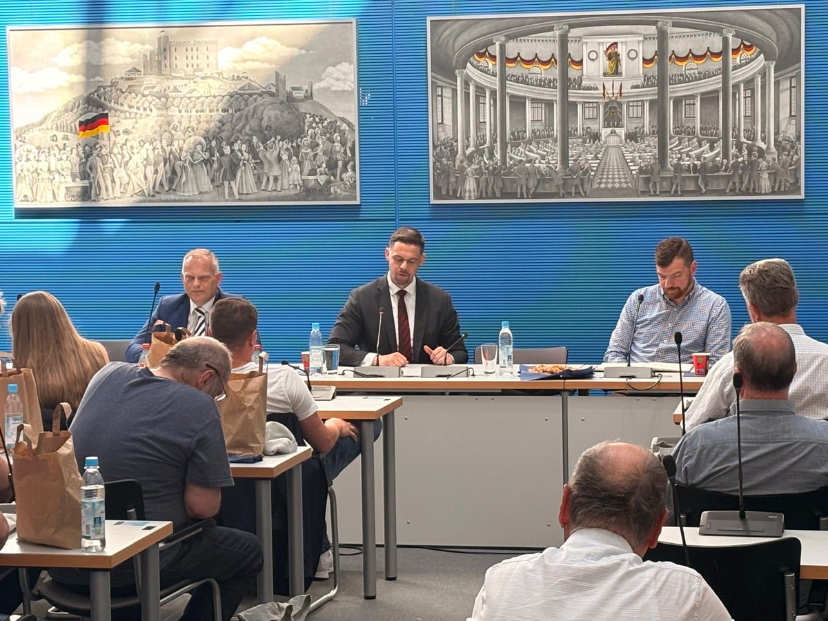 MDeter_MdL's tweet photo. Heute war ich als Gastredner bei der Bundestagsfahrt meines Kollegen @Rene_Springer im Deutschen #Bundestag und konnte mit den politisch interessierten Gästen über die aktuellen politischen Entwicklungen sprechen. 

Hat mir sehr viel Spaß gemacht und ich komme gerne wieder. https://t.co/zUfwM2BBuz