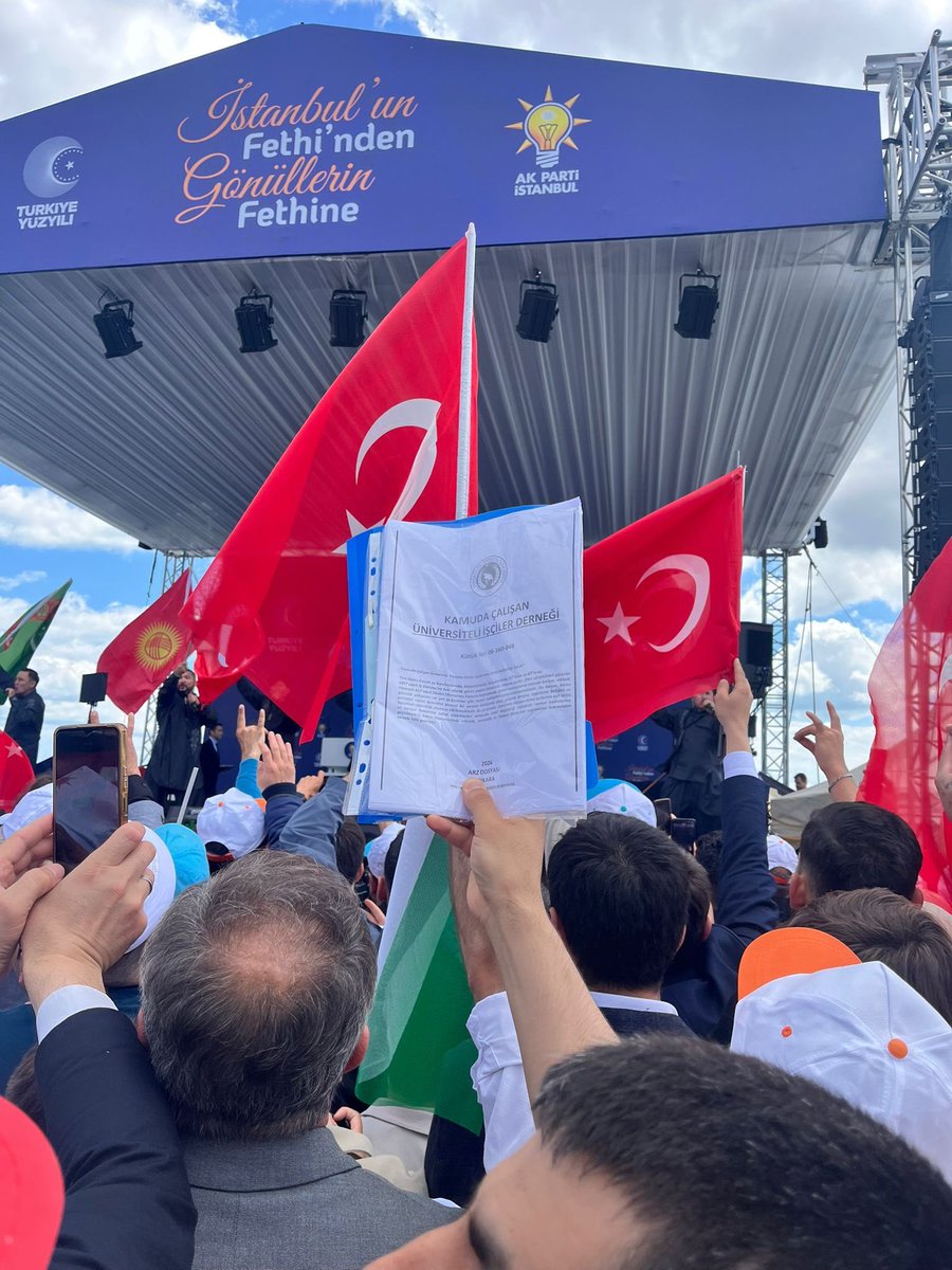 yemretulum's tweet photo. Kamuda Çalışan Üniversiteli İşçiler Derneği İstanbul ve Kocaeli temsilcileri olarak, İstanbul’un Fethi kutlamaları ve Kurban Bayramı programı kapsamında Haliç Kongre Merkezi’nde bir araya geldik.

Derneğimiz adına, kamuda görev yapan üniversite mezunu işçilerin statü değişikliği ve memur statüsüne geçirilmesine ilişkin hazırlanan dosyamız Sayın Cumhurbaşkanımız Recep Tayyip Erdoğan’a arz edilmiştir.

Ayrıca Genel Başkan Vekilimiz Efkan Ala’ya kamuda çalışan üniversiteli işçilerin yaşadığı sorunlar ve taleplerimiz detaylı şekilde iletilmiştir. Ardından İstanbul Milletvekilimiz Derya Ayaydın hanımefendiye de dosyalarımız sunularak, memur statüsü talebimiz ve statü değişikliği beklentimiz arz edilmiştir.

Kamuda aynı eğitim seviyesine sahip çalışanlar arasında oluşan mağduriyetlerin giderilmesi, liyakat esaslı ve adil bir çalışma düzeninin sağlanması adına mücadelemizi kararlılıkla sürdürmeye devam edeceğiz. @RTErdogan @efkanala @deryaayaydin34 @avabdullahguler @abdullahozdemir @akpartiistanbul @metinkaptanoglu @AvOzlemZengin @mustafaciftcitr @abuyukgumus #Üniversiteliİşçiler #StatüDeğişikliği