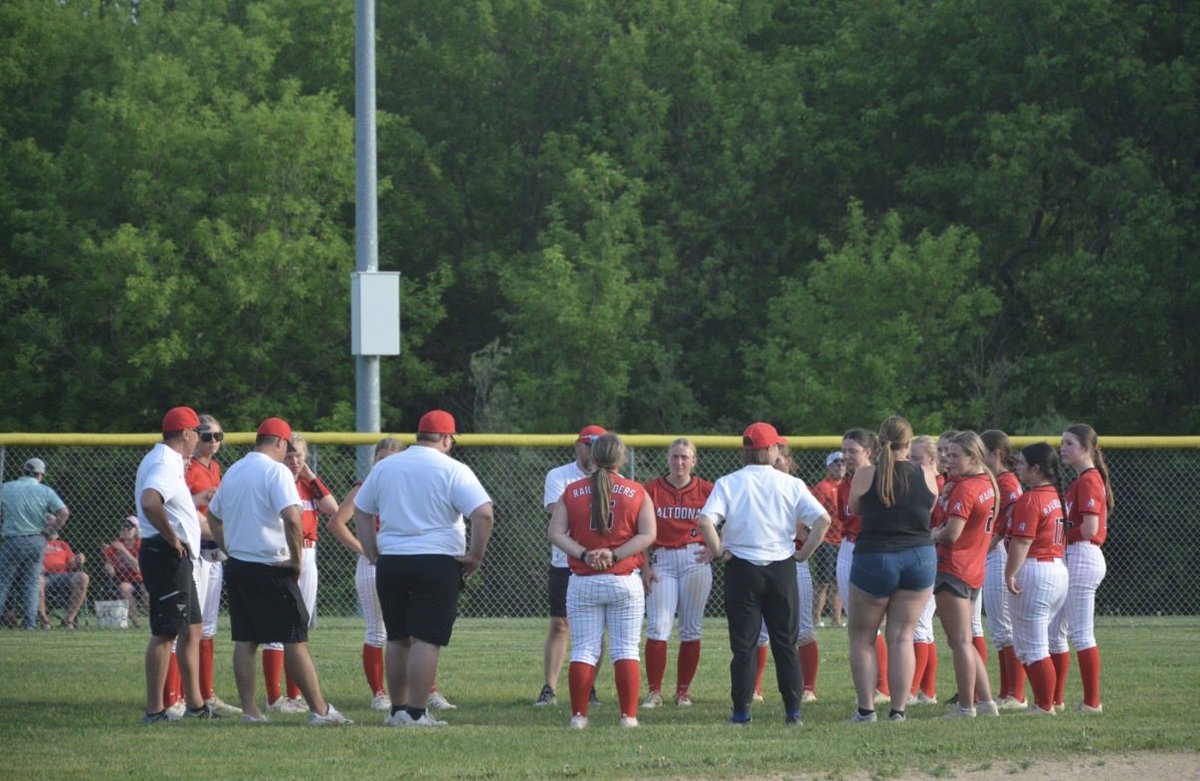 JaelynBowe's tweet photo. We had a tough loss last night but we had a great season. We finished 19-8. Go Rails! https://t.co/5vLeky1PUA