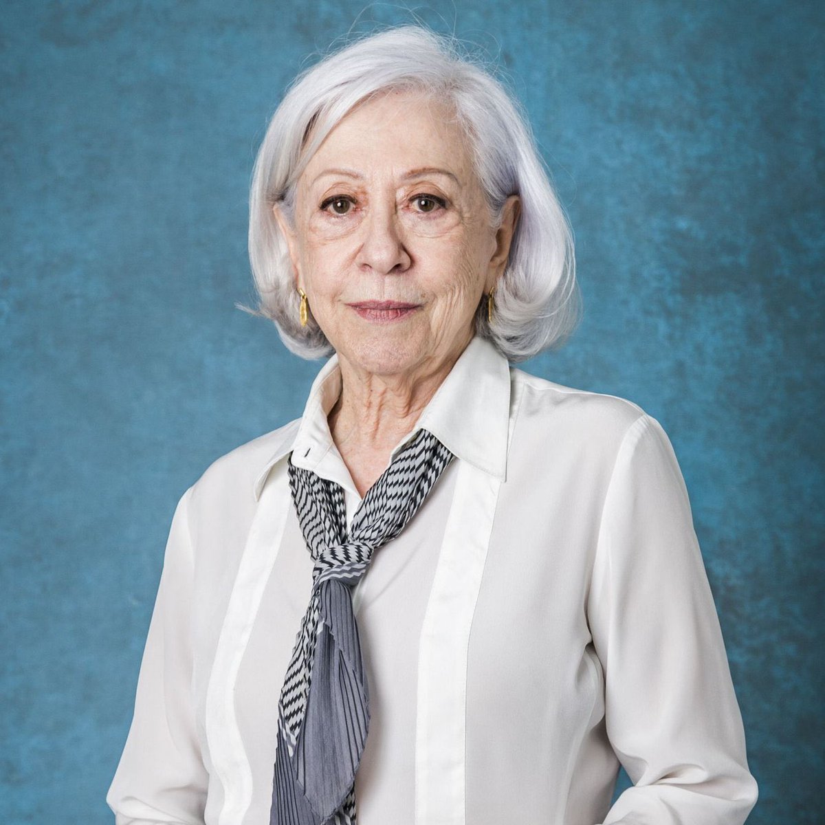 uaivito's tweet photo. Daqui a três anos, Fernanda Montenegro fará 100 anos… e a linha do tempo dela impressiona qualquer pessoa.

Ela nasceu no mesmo ano que Anne Frank e Martin Luther King Jr, veio ao mundo antes da primeira Copa do Mundo, viveu a juventude em meio à Segunda Guerra Mundial e já tinha 28 anos quando Michael Jackson nasceu.

É impossível não ficar impressionado com tudo o que essa mulher já viu acontecer no mundo.