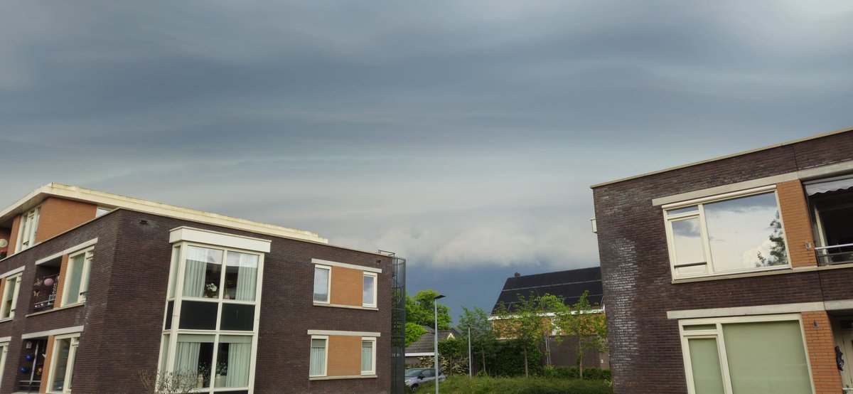 Sahri81's tweet photo. #rolwolken boven #assen #onweer https://t.co/znsM7i78Wz
