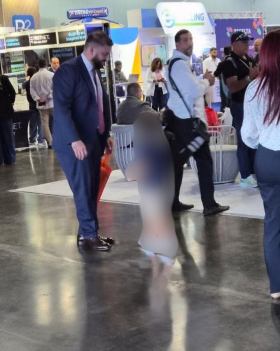 noticel's tweet photo. La Administración de Servicios Generales (ASG) celebra en el Centro de Convenciones el evento “Puerto Rico Compra 2026, Expo Suplidores del Gobierno.” La actividad busca ampliar “la oportunidad de networking con agencias, municipios y empresas, conocer nuevos productos y servicios, y descubrir oportunidades de negocio”, según ASG describió el evento. 

¿Quién participo en primera fila? – El marido de la directora de ASG, Karla Mercado, el cabildero Anthony Maceira. Ambos han enfrentado cuestionamientos por el potencial conflicto de interés entre las funciones de Mercado y los clientes de Maceira. Mercado ha dicho que tenía una “dispensa” de la Oficina de Ética que nunca ha hecho pública, y recientemente publicó una carta de “inhibición” fechada en el año 2020. 

Una participante del evento que tomó fotos del encuentro, dijo en carácter de anonimato, “Karla y Anthony se pasaron hablando con suplidores del Gobierno e intercambiándose información con contratistas en la cara de todo el mundo”. Mercado ha insistido en que no existe ningún conflicto entre sus funciones como compradora de Gobierno y su esposo como cabildero. Juzgue usted.
