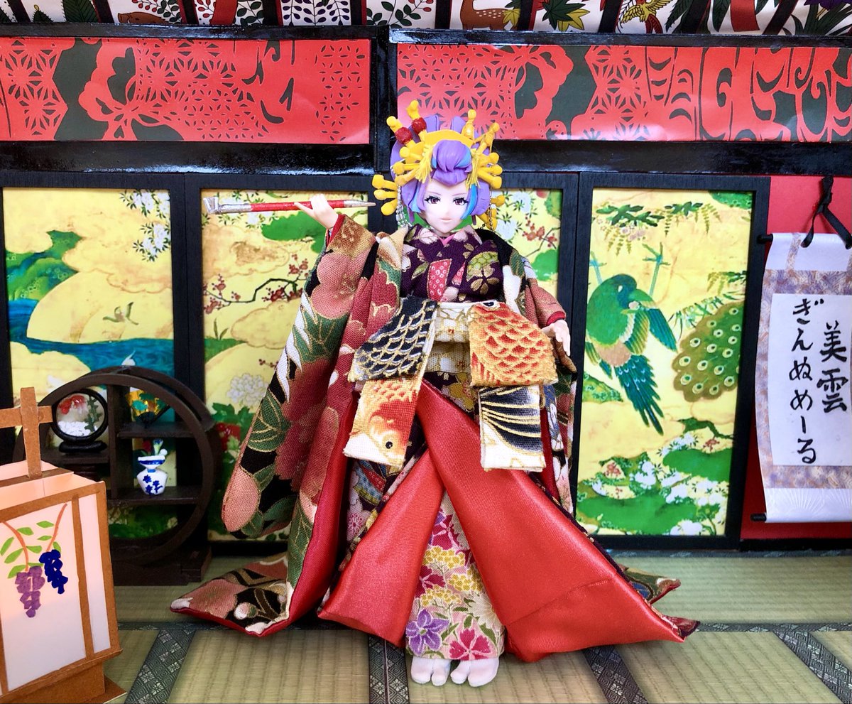 5walkure5's tweet photo. 作品名「花魁　美雲」
使用キットアオシマV.F.G
花魁の衣装や、小道具などを手作りに拘って製作しました。
髪型、衣装、髪飾りもなるべく本物の花魁に近づく感じにし、後ろも着物の柄が綺麗に見えるようにして作りました。
ワルキューレの各色も着物などに、取り入れてます。
#マクロスモデラーズ応募 https://t.co/n9VKdXbmoQ