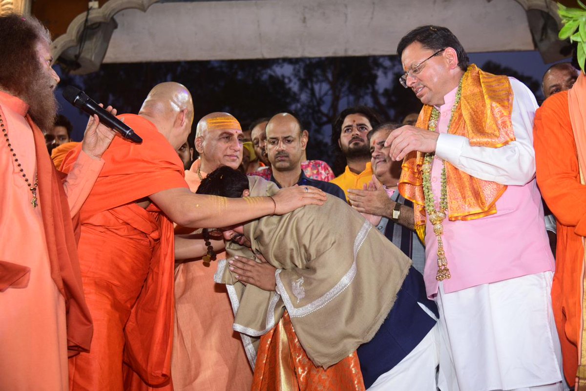BJP4UK's tweet photo. राष्ट्रीय अध्यक्ष श्री @NitinNabin जी ने आज ऋषिकेश स्थित परमार्थ निकेतन में माँ गंगा की आरती कर संत समाज के साथ आत्मीय संवाद किया एवं उनका आशीर्वाद प्राप्त किया।

इस अवसर पर मुख्यमंत्री श्री @pushkardhami जी, प्रदेश अध्यक्ष श्री @mahendrabhatbjp जी, सांसद अनिल बलूनी जी एवं संत समाज से बड़ी संख्या में पूज्यनीय संतगण उपस्थित रहे।

#NitinNabinInUttarakhand
