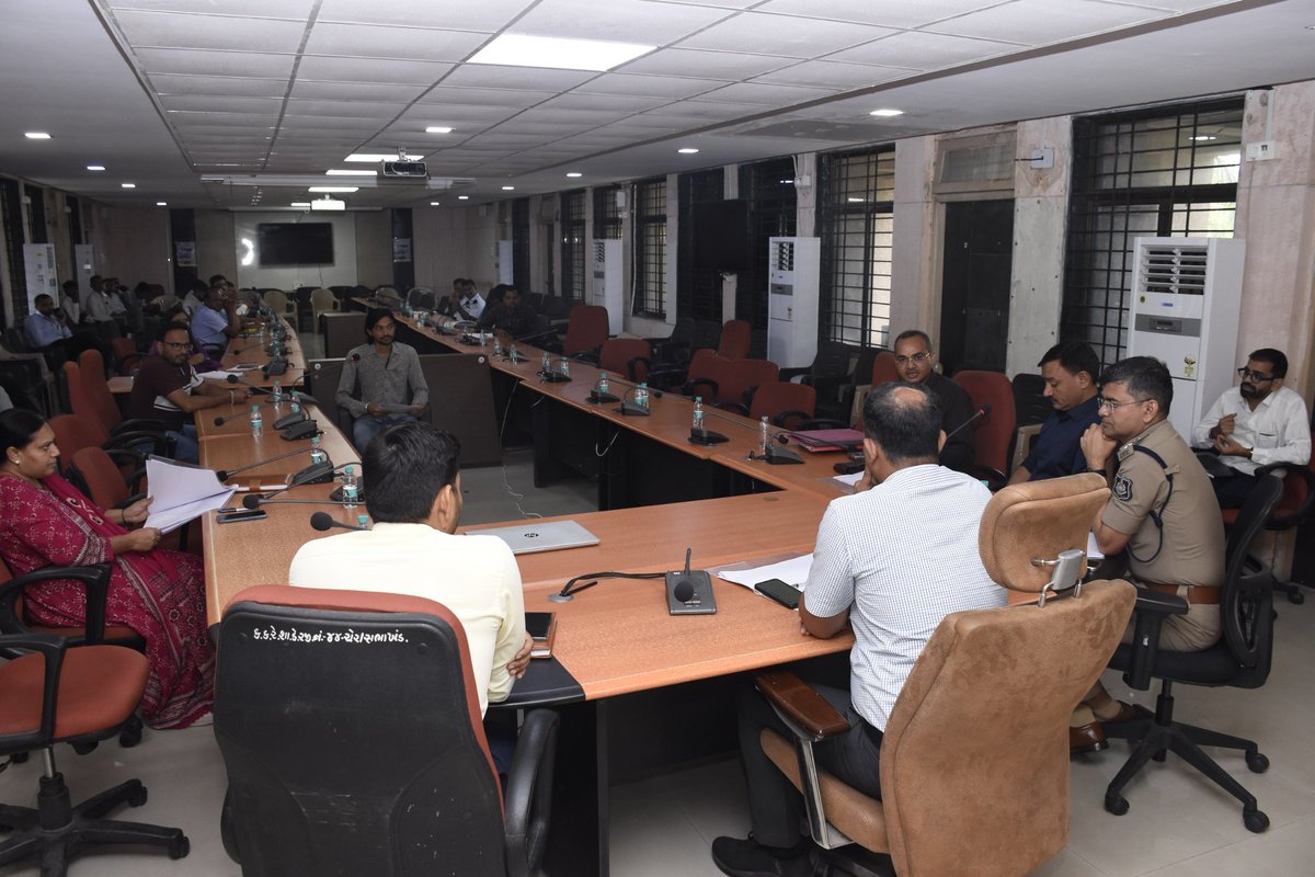collectorsurat's tweet photo. આજરોજ કલેકટર કચેરી ખાતે "જિલ્લા સ્વાગત" કાર્યક્રમ યોજવામાં આવ્યો.
જિલ્લા સ્વાગતમાં  રજૂ થયેલા પ્રશ્નો અન્વયે સબંધિત વિભાગોના અધિકારીશ્રીઓ સાથે ચર્ચા કરી પ્રશ્નોના યોગ્ય નિરાકરણ કરવામાં આવ્યા.
#Swagat

@CMOGuj
@JayantiRavi
@revenuegujarat
@SWAGATOnlineGuj 
@InfoGujarat 
@InfoSuratGOG