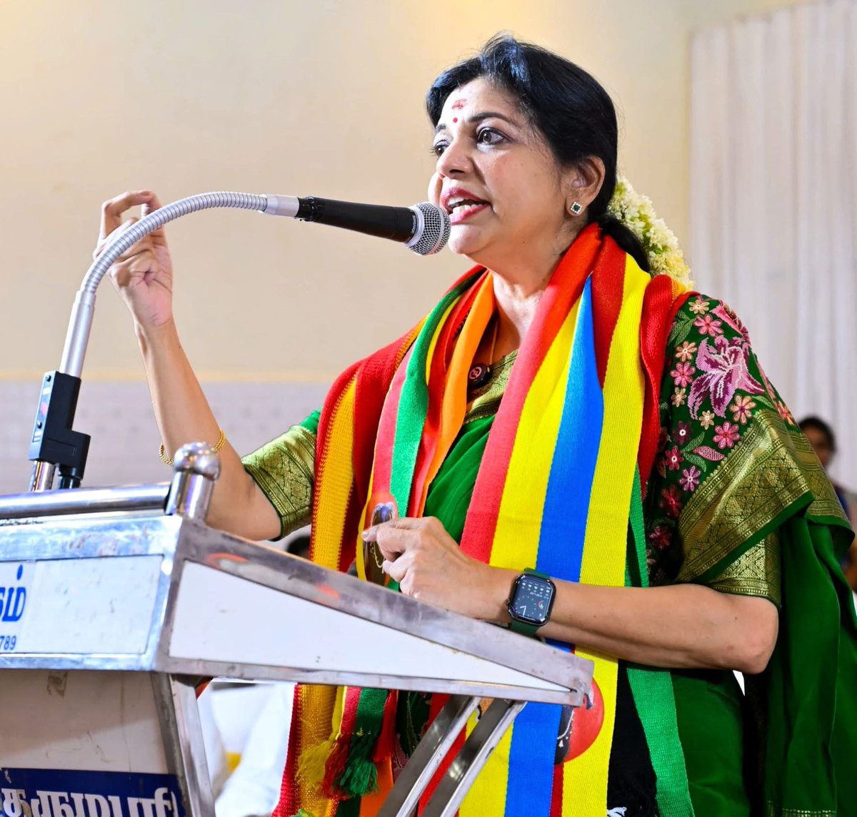 arulgreen's tweet photo. மக்களின் உணர்வுகளை மதிக்க மறுத்துவருக்கு முனைவர் சௌமியா அன்புமணி MLA எதிர்ப்பு:  தருமபுரி மாவட்ட ஆட்சியர் மாற்றம்! 

பழைய பேருந்து நிலையத்தை புறக்கணித்து, புதிய பேருந்து நிலையத்தை பயன்படுத்துவதில் மும்முறமாக இருந்த மாவட்ட ஆட்சியர் அவர்களுக்கு, எதிராக பாமக தலைவர் மருத்துவர் அன்புமணி ராமதாஸ் அவர்கள் அறிக்கை வாயிலாகவும், தர்மபுரி சட்டப்பேரவை தொகுதி சட்டமன்ற உறுப்பினர் முனைவர் சௌமியா அன்புமணி அவர்கள் பேட்டி வாயிலாகவுப் வெளிப்படையாகவே குற்றம் சுமத்தி இருந்த நிலையில்,  இன்று தர்மபுரி மாவட்ட ஆட்சியர் மாற்றப்பட்டு சரவணன் என்பவர் புதிய ஆட்சியராக அறிவிக்கப்பட்டிருக்கிறார்.

இடையே பாமக தலைவர் அறிக்கை வெளியானவுடன், பேருந்துகள் பழைய பேருந்து நிலையம் வந்து செல்லும் என மாவட்ட நிர்வாகம் அறிவித்திருந்தது. ஆனால், அதனை மாவட்ட ஆட்சியர் நிறைவேற்றவில்லை என்பது குறிப்பிடத்தக்கதாகும்.

#AnbumaniRamadoss #Dharmapuri