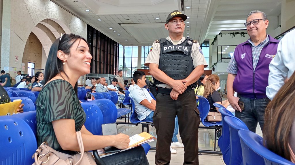 RCivil_Zona8's tweet photo. 🚨 #Guayaquil | ¡Trabajamos por un servicio transparente! 🇪🇨
De manera articulada con @CancilleriaEc, @MinGobiernoEc y @PoliciaEcuador, realizamos un operativo de control en el Gobierno Zonal 📍 para garantizar una atención segura y libre de tramitadores. #NoMásTramitadores🛡️ https://t.co/VvRcDTCmP1