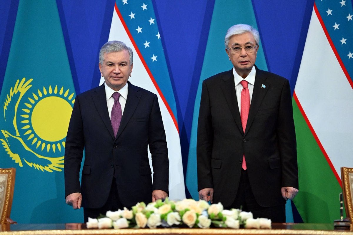 president_uz's tweet photo. Presidents Shavkat #Mirziyoyev and @TokayevKZ  attended a ceremony for the signing of a bilateral roadmap on trade and economic cooperation. 

The roadmap envisages joint projects across key sectors, including energy, industry, construction, logistics, and agriculture. https://t.co/ZffYd47rKZ