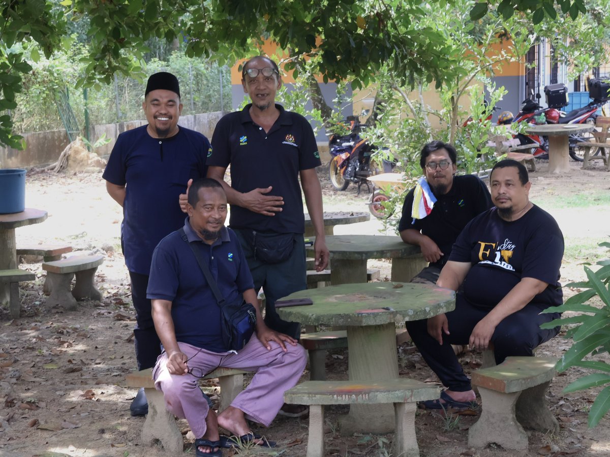 FAMA_N9's tweet photo. Pengarah FAMA Negeri Sembilan, Pn. Siti Nurul Haida binti Ibrahim bersama Timbalan Pengarah Pembangunan Industri Makanan &amp; Khidmat Pengurusan, En. Saiful Adli bin Musa serta Timbalan Pengarah (Sekuriti Makanan &amp; Operasi), En. Muhammad Hakim bin Abd Malek https://t.co/47SQp2TTIH