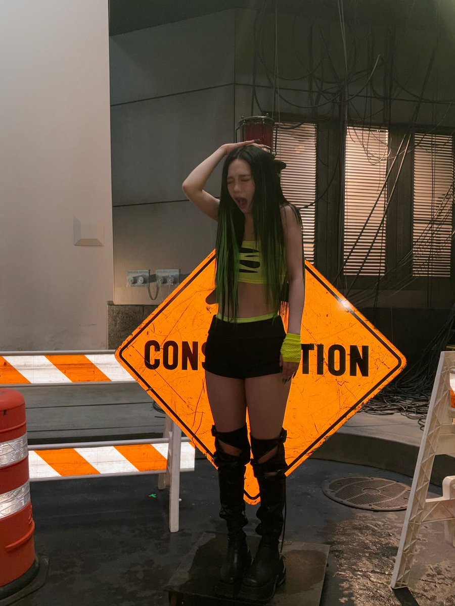 radred0's tweet photo. And ofc her silly photos in every ig feed like it's a ritual 😭 https://t.co/5XBC92cHYq