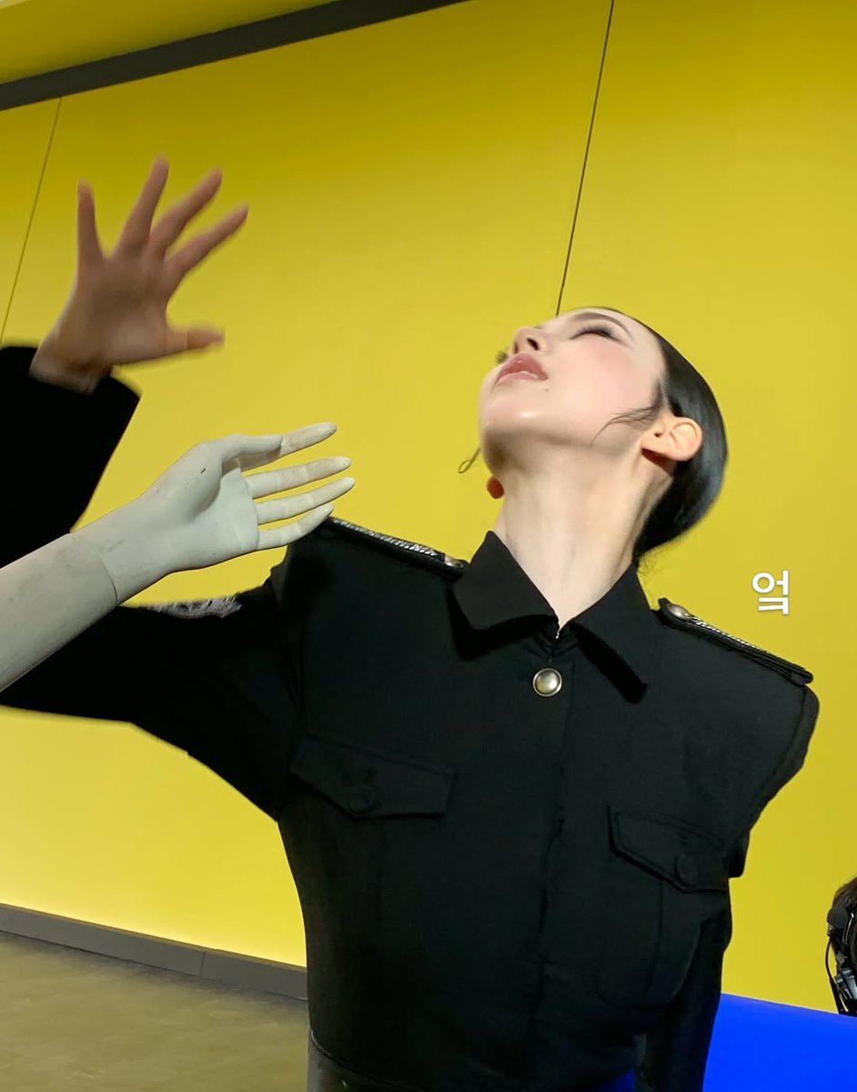 radred0's tweet photo. And ofc her silly photos in every ig feed like it's a ritual 😭 https://t.co/5XBC92cHYq