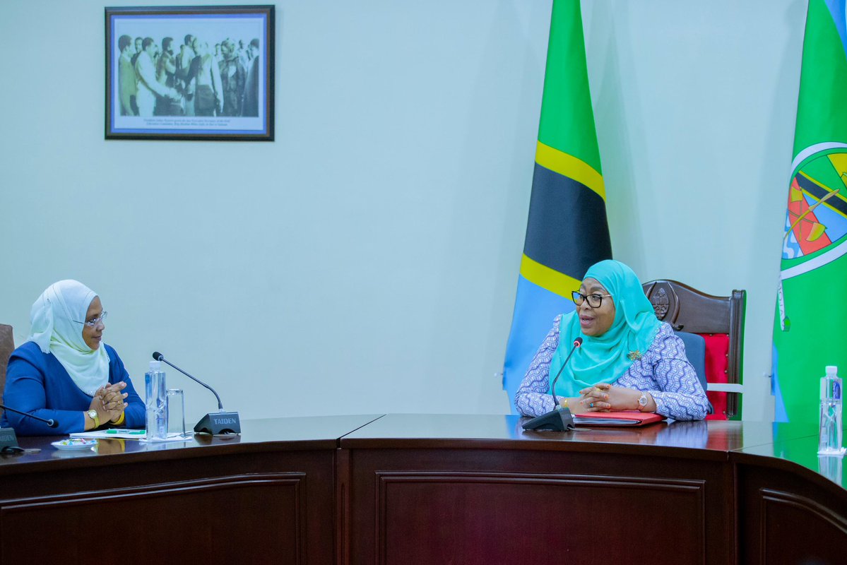 ikulumawasliano's tweet photo. Rais wa Jamhuri ya Muungano wa Tanzania Mheshimiwa Dkt. Samia Suluhu Hassan akiwa kwenye kikao cha kupokea Taarifa ya Sensa ya Wanyamapori iliyofanyika nchi nzima mwaka 2024 – 2025 iliyowasilishwa na Waziri ya Maliasili na Utalii Dkt. Ashatu Kijaji kupitia Taasisi ya Utafiti wa Wanyamapori Tanzania (TAWIRI), tarehe 29 Mei, 2026 Ikulu Dar es Salaam.