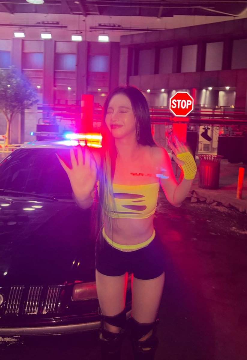 hourlykrn's tweet photo. WTF GIRLLL https://t.co/YjjmhiBYCz