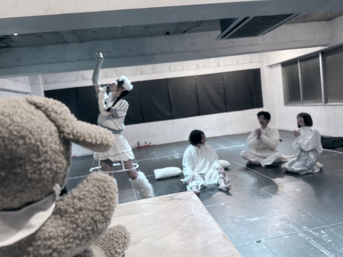 blancoclub_2025's tweet photo. 白い人がいっぱい居ますね♩

🤍

ブランコクラブ「廃夢・マイム」
夢を売買するディストピアJAPANの話。

6/5(金)14:00／19:00★
6/6(土)14:00／18:00★
6/7(日)12:00／16:00

🎟️特典付き券種
https://t.co/dw7PviEl3c
寝ながら鑑賞可能座席、アフタートーク回が空いています！ https://t.co/4autvMsq51