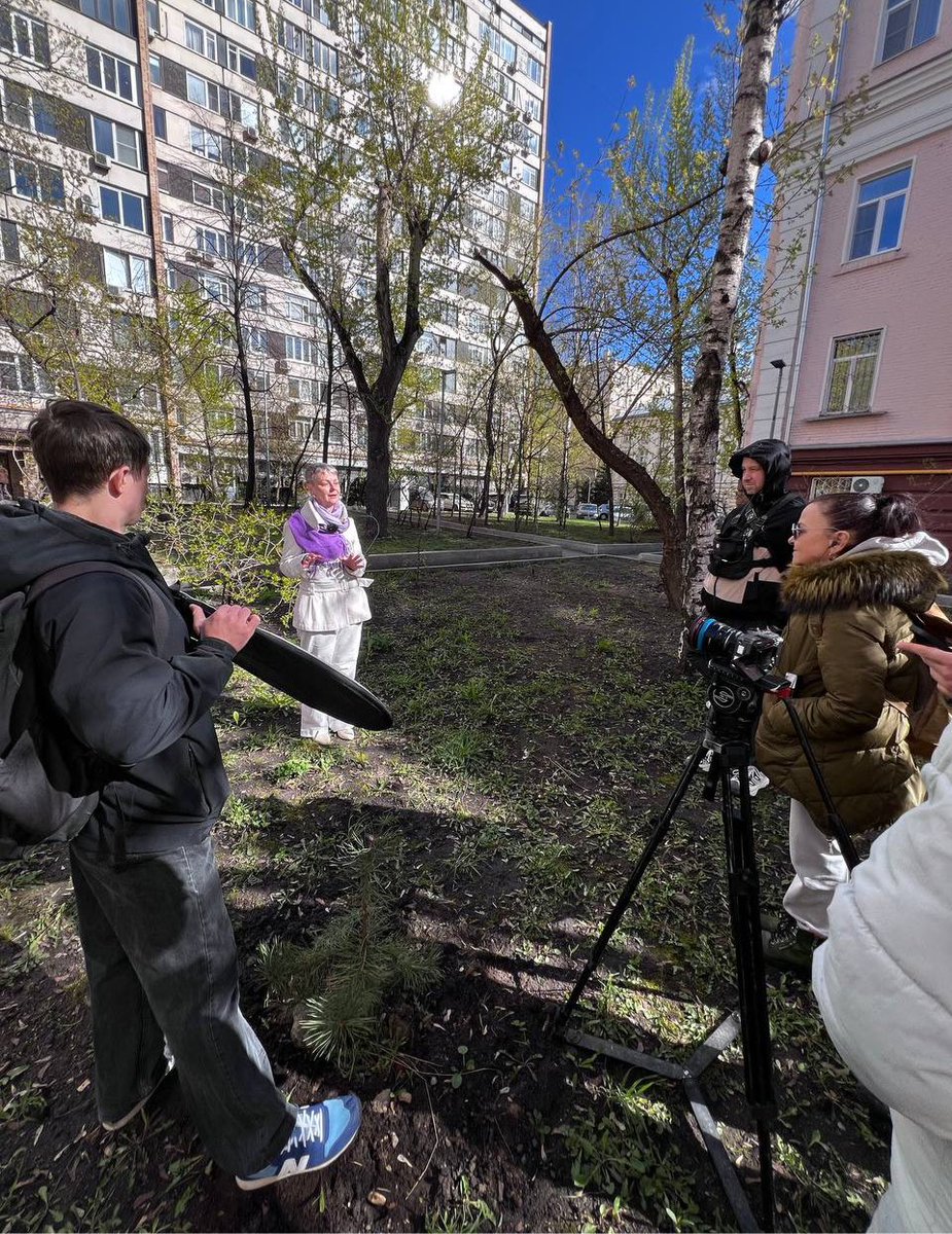 IngaLev's tweet photo. как снять белое на белом?🤔
задачка для профи!
не предупредили меня, что один из объектов белый, а я не подумала🙈
но ребята из «Улиц московских» принимают и не такие вызовы.
фото бэкстейджа. ссылка на выпуск про Новинский бульвар: https://t.co/LZL3dVP18B

#ингалев #москвасомной https://t.co/0PfhdeOcBo