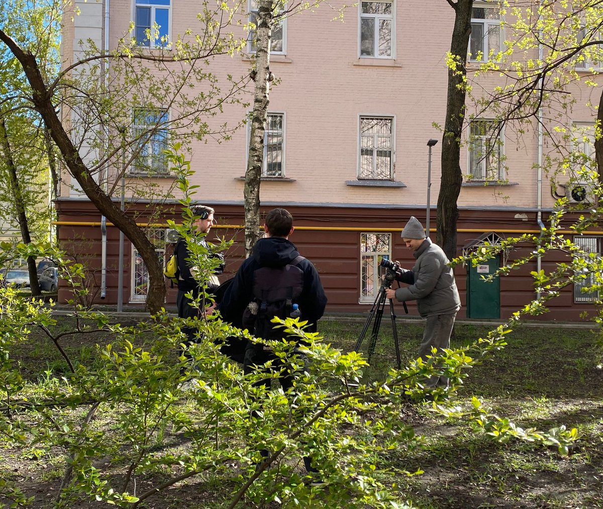 IngaLev's tweet photo. как снять белое на белом?🤔
задачка для профи!
не предупредили меня, что один из объектов белый, а я не подумала🙈
но ребята из «Улиц московских» принимают и не такие вызовы.
фото бэкстейджа. ссылка на выпуск про Новинский бульвар: https://t.co/LZL3dVP18B

#ингалев #москвасомной https://t.co/0PfhdeOcBo