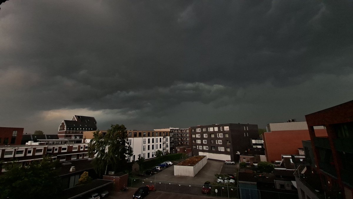 JELLEWASHIER's tweet photo. #onweer #Assen @Weerprimeur https://t.co/xj3S5dGXbC