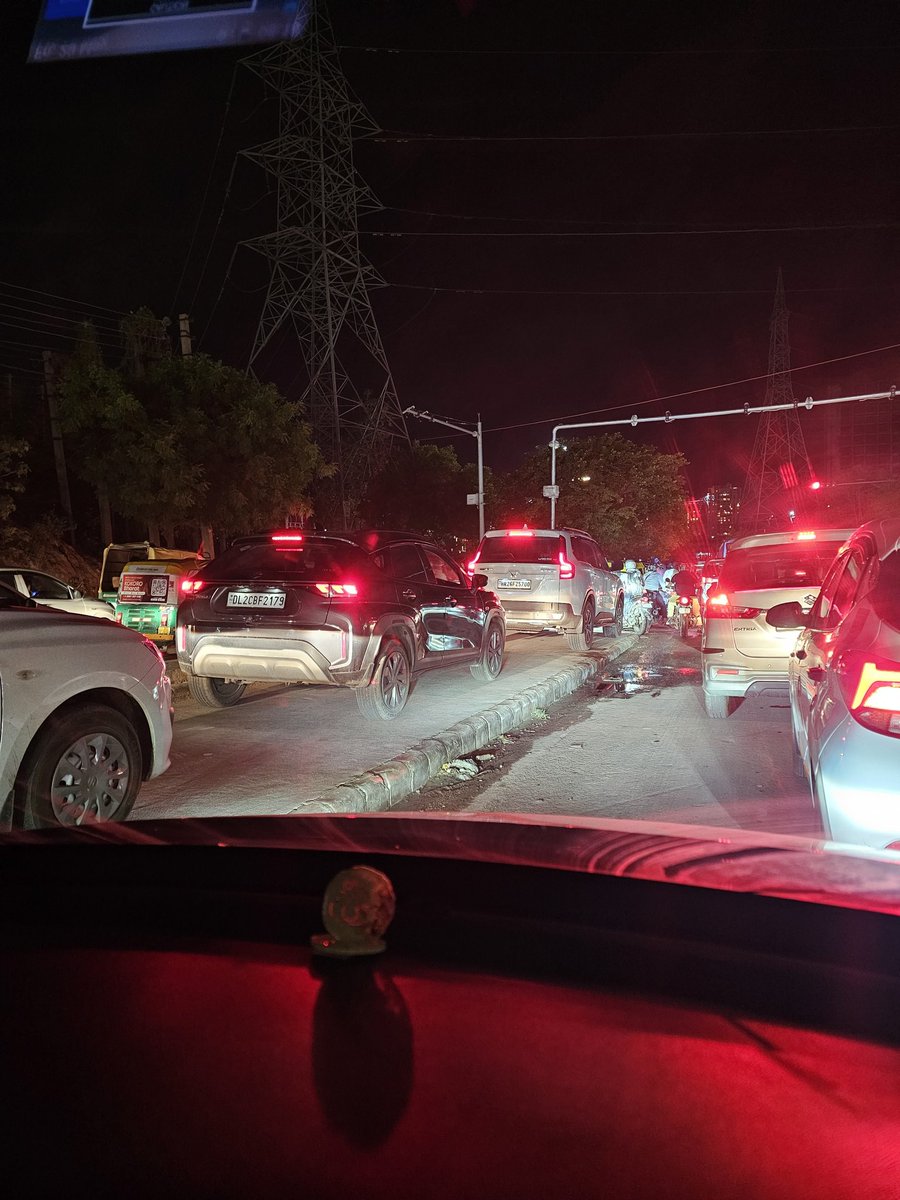 ManAdMad's tweet photo. The millennium city, where the roads are never enough, the pavements are also efficiency utilised by our citizens 😎 https://t.co/tt1G8bhUyn