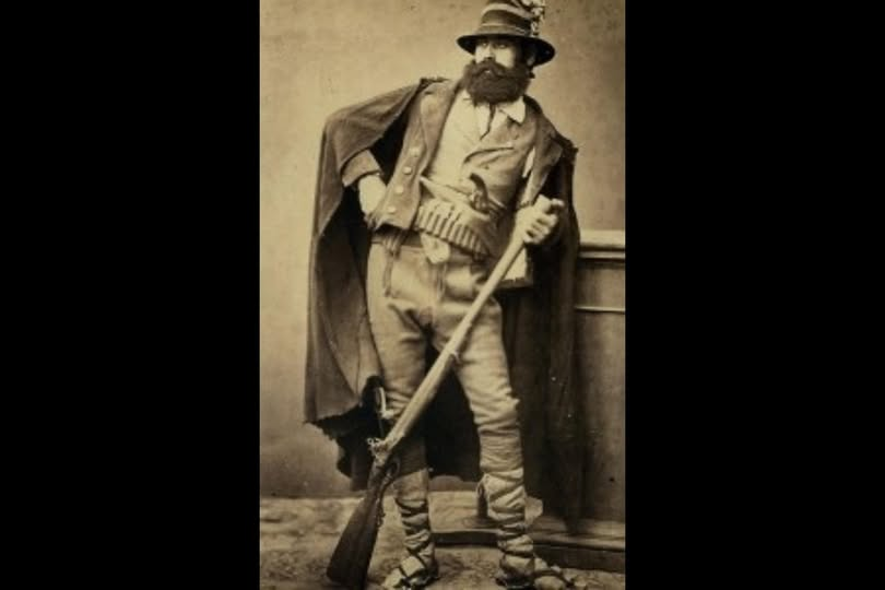 pierpi13's tweet photo. Il governo piemontese, rinominatosi italiano, impiegò, contro inermi popolazioni civili, negli anni successivi al 1861, 120.000 uomini dell'esercito regolare più 100.000 guardie nazionali con licenza di uccidere senza processo (legge Pica, valida solo al sud) per sconfiggere il cosiddetto brigantaggio, che coinvolse, direttamente o indirettamente, 2 milioni di persone su 9 milioni di napoletani e siciliani. Già solo questi numeri contraddicono palesemente il luogo comune che il brigantaggio fosse semplice criminalità e non insorgenza politica contro i piemontesi: non esiste al mondo un popolo di cui una persona su 4 sia un assassino. I numeri parlano, le chiacchiere stanno a zero.
