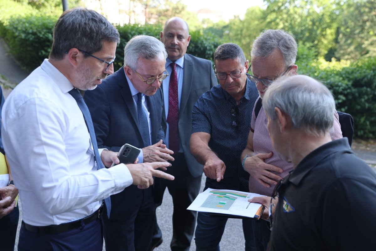 Prefet54's tweet photo. 🏢 Ce jeudi 28 mai, Yves SÉGUY, préfet de Meurthe-et-Moselle, s’est rendu dans le quartier Saint-Michel - Jéricho, pour assister, en présence du maire de Malzéville, Bertrand KLING, à une opération de contrôle menée par la Police nationale.

L’État, la commune et le bailleur social se mobilisent pour renforcer la sécurité, la tranquillité publique et améliorer le cadre de vie des habitants du quartier Saint-Michel - Jéricho.