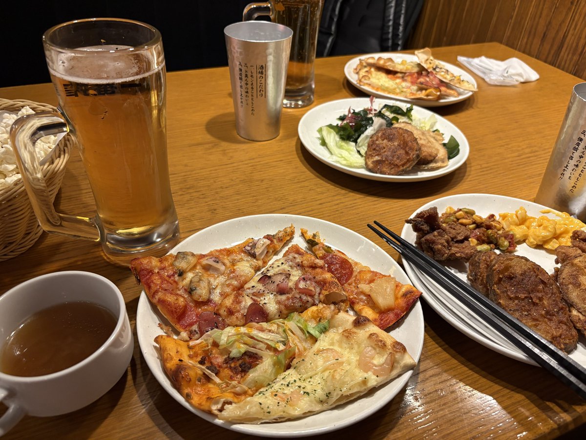 Uz_vb's tweet photo. 仕事なんて明日の俺が休日出勤する！
ということで🍕食べ放題からのフレアバーテンダーのいるバーへ
色んな方へのお祝いのパフォを便乗して楽しませてもらった
オリジナルカクテルも美味しくて満足 https://t.co/IFrppD3Q1p