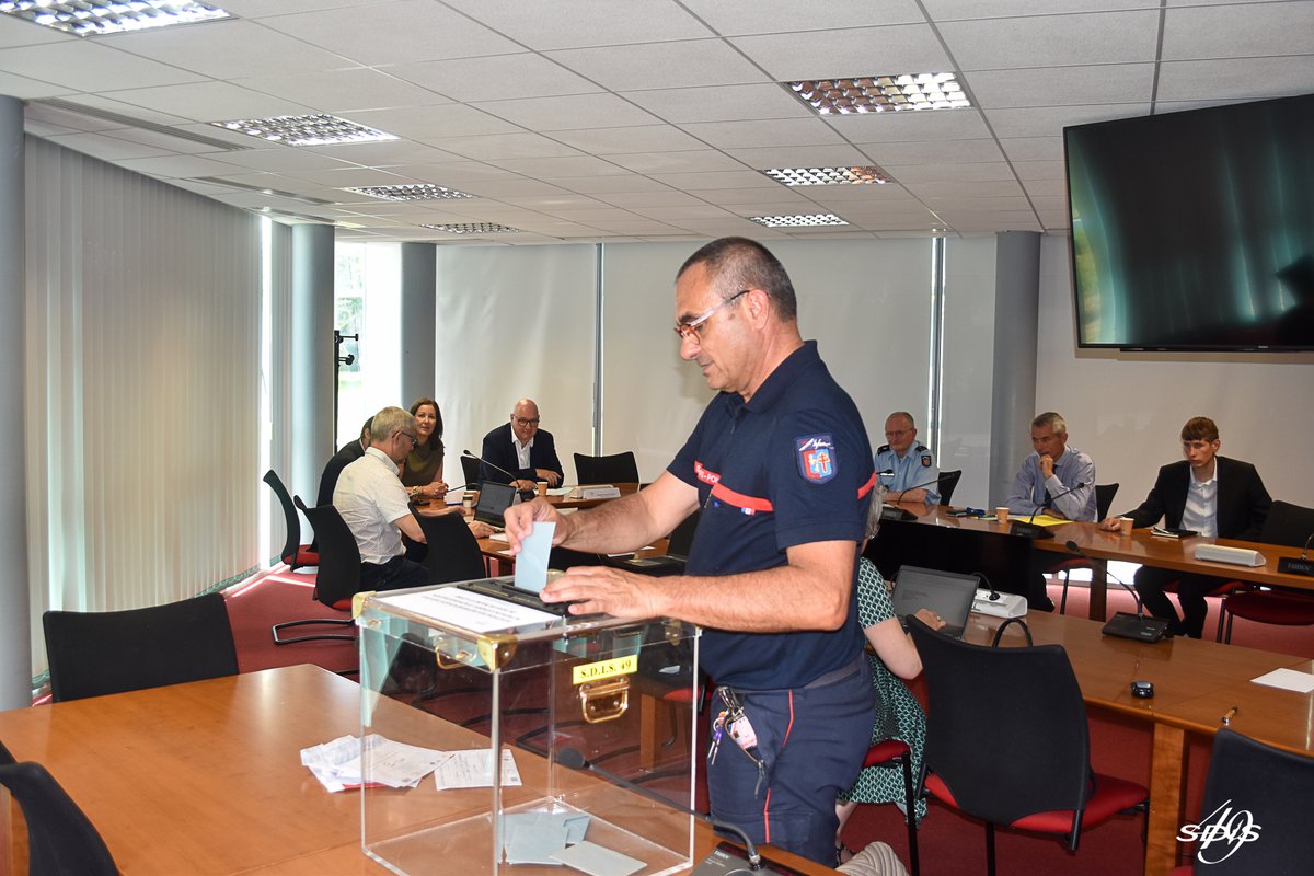 Prefet49's tweet photo. 🗳️ Ce vendredi 29 mai, la commission de recensement des votes du @SDIS_49 s’est réunie pour superviser le renouvellement des instances

🤝 Une étape clé pour garantir transparence, régularité et représentation démocratique au service des territoires et des sapeurs-pompiers https://t.co/iuEkoObP3D