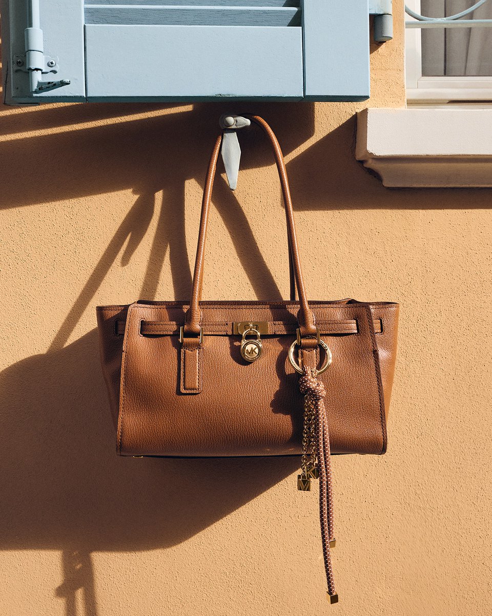 MichaelKors's tweet photo. What to carry next: an iconic bag. https://t.co/CRYN0SPQvA