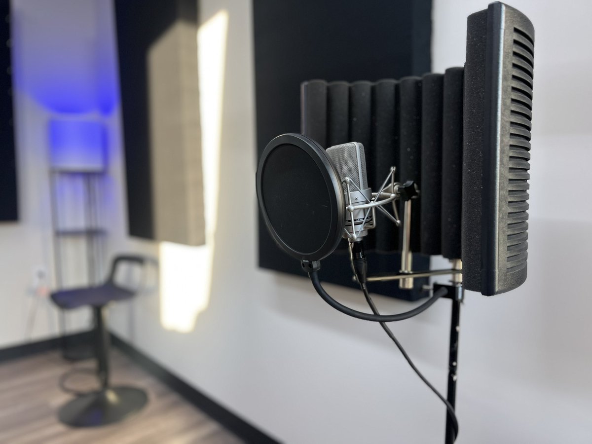TheseVibez's tweet photo. TheseVibez Recording Studio is now available for bookings! 💿🔥

We are located In Lynn Massachusetts 📍

Whether you’re a rapper, singer or creator, TheseVibez will get you right ! ✅

If you have any questions, message us ! 
@Mixedbymo 

CALL 📞 OR TEXT TO BOOK 
781-255-4350 https://t.co/F1EFF2uGa0