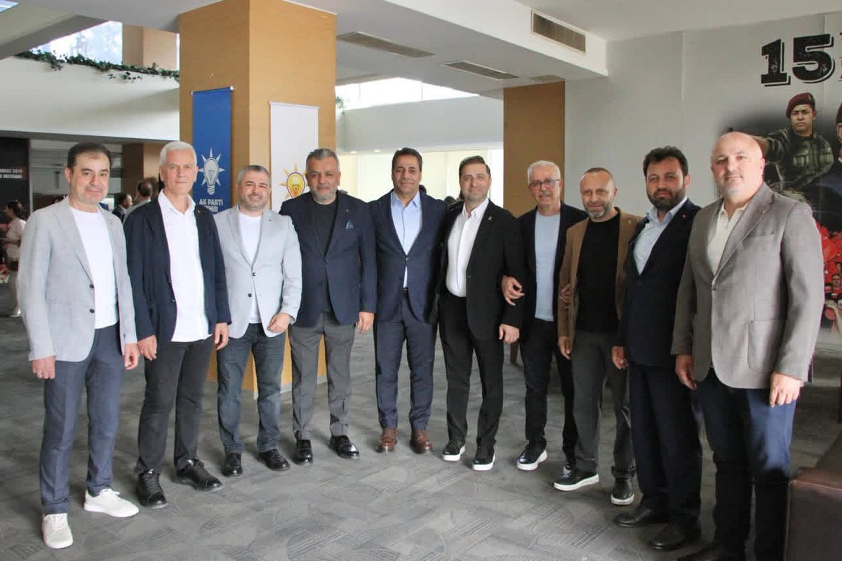 selahattinkose_'s tweet photo. 📍 İzmir İl Başkanlığı

İl Başkanlığımızda düzenlenen Geleneksel Bayramlaşma Programı’na katılım sağladık. Bayramların bizleri bir araya getiren, kardeşlik ve dayanışma duygularımızı pekiştiren müstesna günler olduğuna bir kez daha şahit olduk. 🤝

Teşkilat mensuplarımızla, dava arkadaşlarımızla ve hemşehrilerimizle bir arada olmanın mutluluğunu yaşadığımız bu güzel programda; birlik ve beraberliğimizin gücünü bir kez daha hissettik.

Bu vesileyle, başta kıymetli hemşehrilerimiz olmak üzere aziz milletimizin mübarek bayramını tebrik ediyor; sağlık, huzur ve bereket getirmesini temenni ediyorum. 🌙 @bilal_saygili @hasanunalofficial35 @karsiyakaakg  @akpartikarsiyakailce @umranalyererdogan @akkadinkarsiyaka