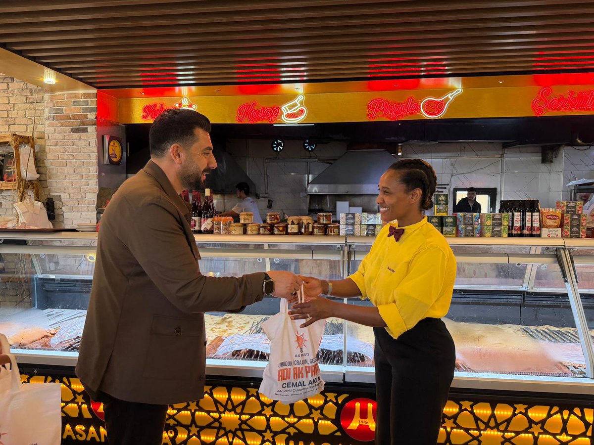 akincemal's tweet photo. 📍Çukurova

Bayramda da fedakârca çalışan kıymetli emekçi kardeşlerimizi ziyaret ederek bayramlarını kutladık. 🤍

Samimi sohbetleri, güler yüzleri ve içten muhabbetleriyle bayramın bereketini birlikte hissettik.

Emekleriyle hayatımıza değer katan tüm kardeşlerimize gönülden teşekkür ediyorum.

#KurbanBayramı 

@omerrcelik @abuyukgumus @Tamer_Dagli @KaramikSunay @abdullahdogru01 @farukaytek