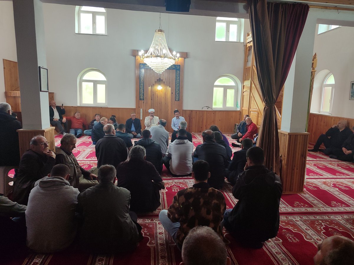 ErfelekMuftuluk's tweet photo. ⏩ İlçe Müftümüz Sn.Hikmet BEKTAŞ, iki haftada bir Cuma Namazını ayrı bir köyde, farklı bir camide kılıp, cuma sohbeti yaparak vaaz ve irşat faaliyetlerine devam ediyor. Namaz sonrasında ise cami cemaatiyle hasbihal ediyor.

https://t.co/WP4SqgMsaL

#ErfelekMüftülüğü
#VaazVeİrşat https://t.co/GC1FtqCdNR