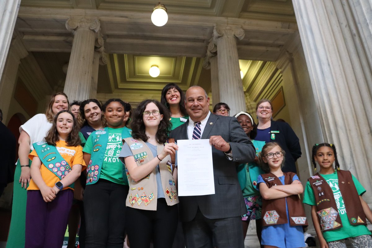 GirlScoutsofSNE's tweet photo. Last night was exciting for our Girl Scouts: they watched as the RI Senate unanimously passed SB 2432, granting automatic admission to state public institutions for qualified Gold Award recipients. Thank you to Sen. @PTikoian66035 for sponsoring this bill! Next stop: the House! https://t.co/RBua0rwqCu