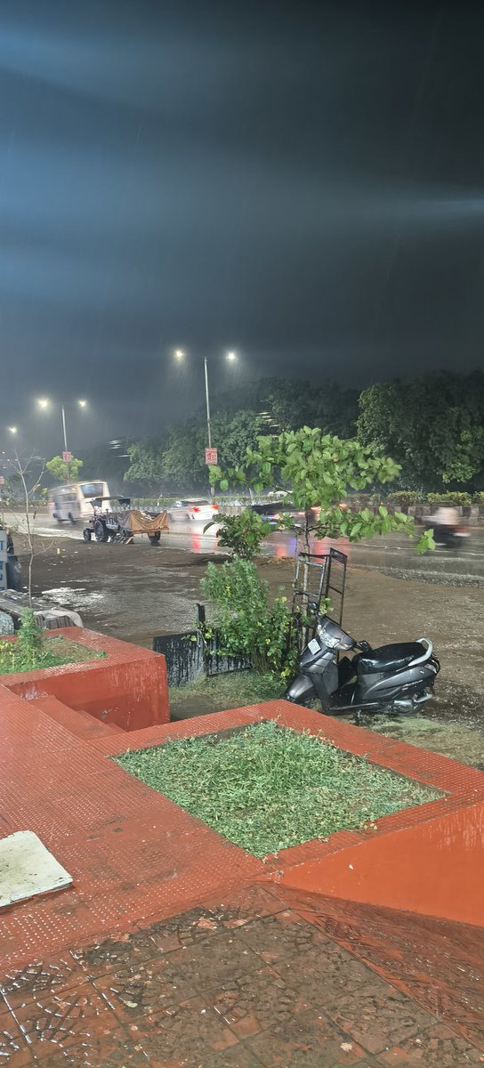GkumarMorwal's tweet photo. #राजस्थान में भीषण गर्मी के बीच मौसम ने ली करवट 🌧️
तेज आंधी, बारिश और ओलावृष्टि से लोगों को मिली राहत।
कई जिलों में तापमान गिरा, मौसम हुआ सुहाना। ⛈️❄️
#RajasthanWeather #Rain #Heatwave #ओलावृष्टि https://t.co/4oYf0IWqto