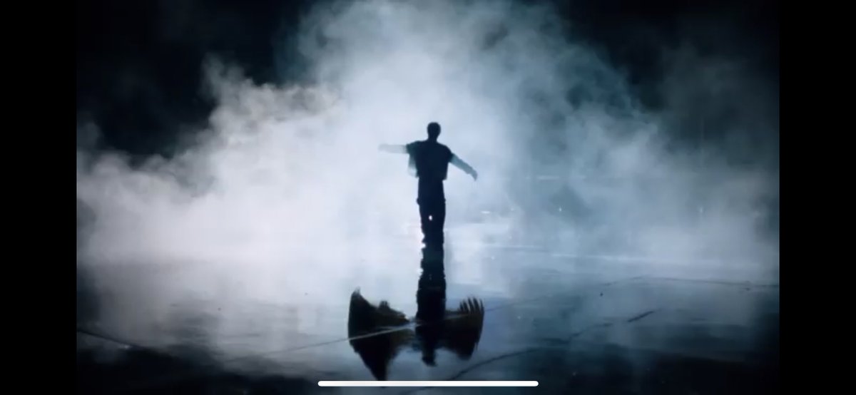SomeoneYuMiss's tweet photo. i meannnn… all thru the #onewe  icarus mv i was like geez this feels a LOT like #giuk ‘s scratch mv. this was the scene that hit me most with the smoke &amp; slow pan. https://t.co/IakdeEhQIX
