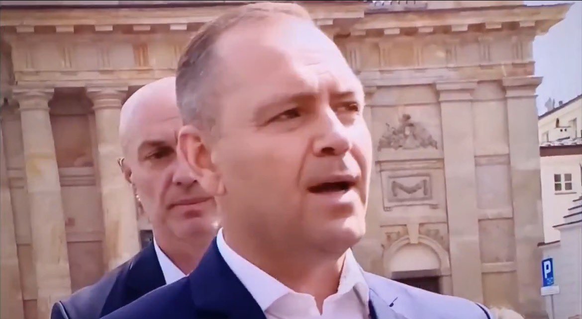 obserwatorXXXX's tweet photo. Wielkim nieszczęściem Polski jest to, że ten zaślepiony nienawiścią prymityw pełni obowiązki prezydenta, ale chyba jeszcze większym nieszczęściem jest, że stoi za nim 10 mln. idiotów, którzy są - lub chcieliby być - jako on. W przeszłości już traciliśmy państwo przez takich ludzi https://t.co/OfqWhZPlcG