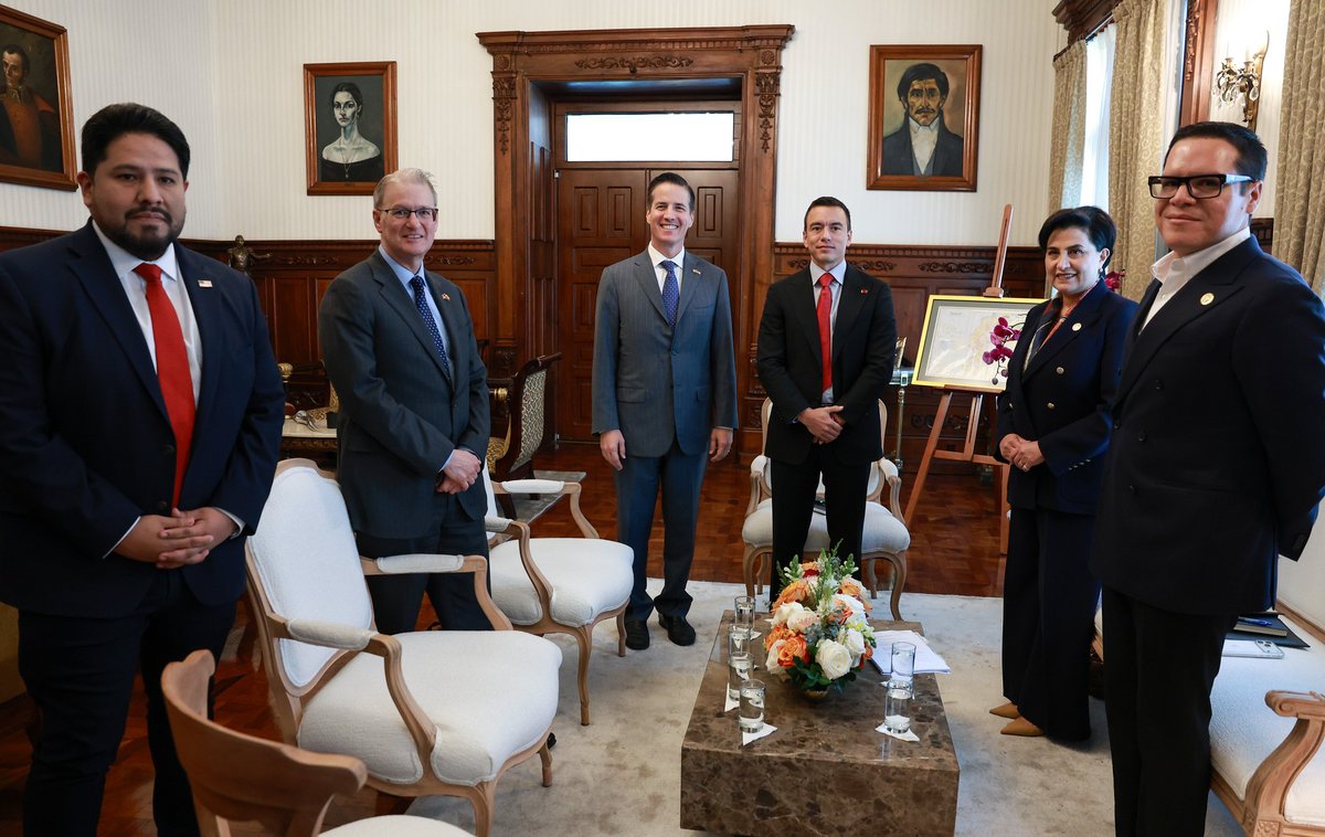Presidencia_Ec's tweet photo. El presidente @DanielNoboaOk se reunió con el senador de Estados Unidos, @berniemoreno. Durante el encuentro dialogaron sobre cooperación bilateral en seguridad, lucha contra el crimen organizado transnacional y narcoterrorismo, intercambio comercial y temas de interés común entre Ecuador y Estados Unidos. 🇪🇨🤝🇺🇸