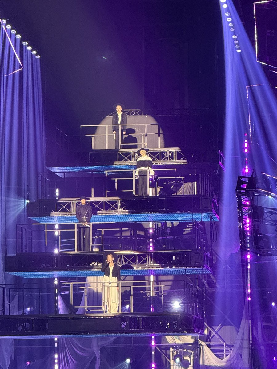 deer_ming's tweet photo. HELP I didn’t even notice lmao key is going THROUGH it. He looks absolutely petrified 😂 why did the put him the highest 😭 https://t.co/8IwtQVpvq1