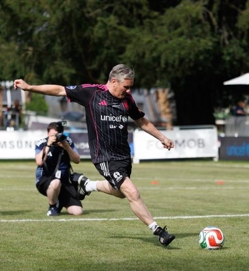 finemids's tweet photo. bend it like sir keir https://t.co/yDjBVtHJBz