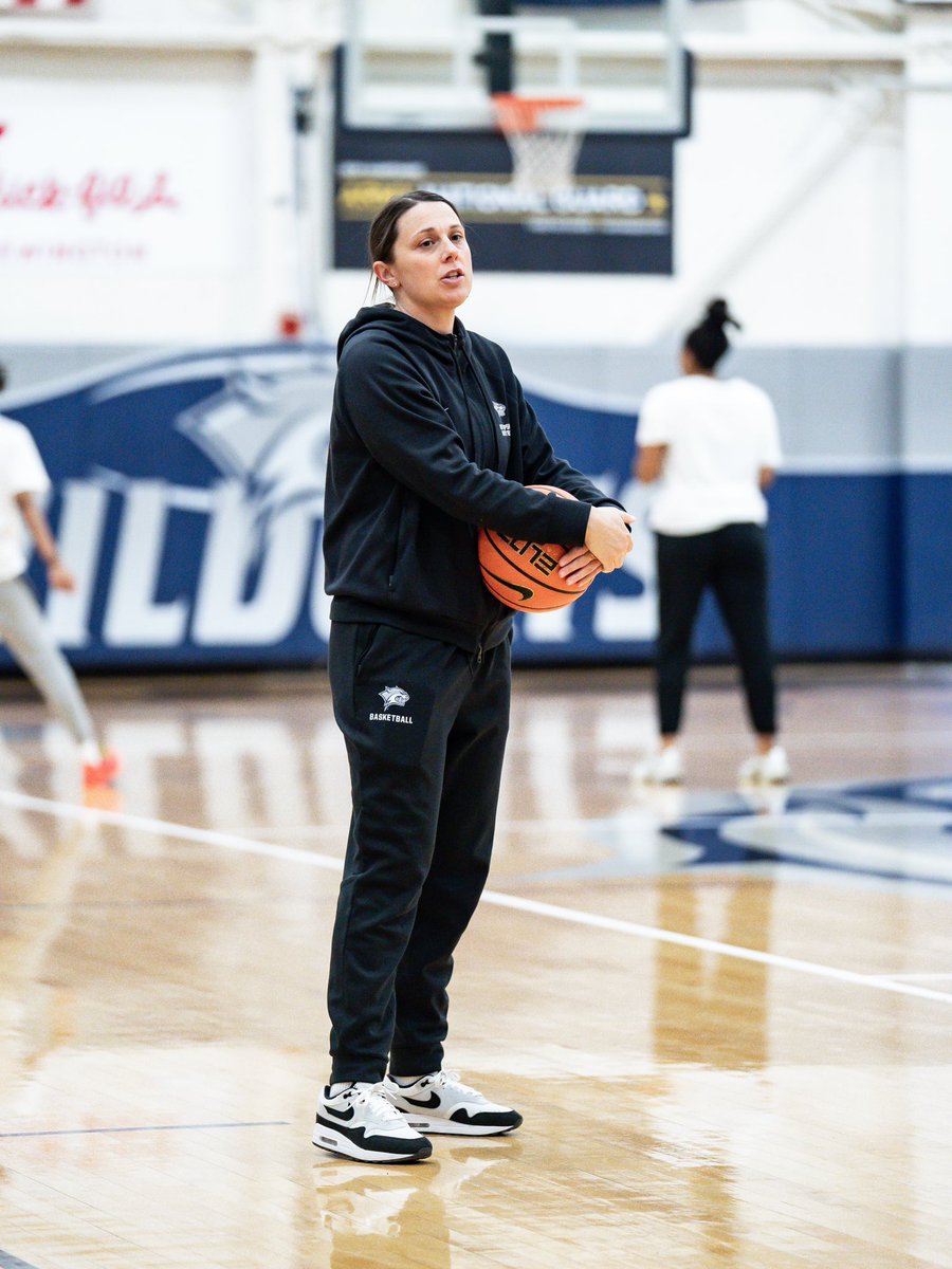 UNHWBB's tweet photo. 🚨𝐁𝐢𝐫𝐭𝐡𝐝𝐚𝐲 𝐬𝐡𝐨𝐮𝐭𝐨𝐮𝐭🚨

Happy birthday to the leader of the pack! Thankful for everything you do for this program, and your commitment to growing not just better players but better people. Enjoy YOUR day, Coach Shoniker!

#BeTheRoar | #BTRW https://t.co/GRWhJhtdjn