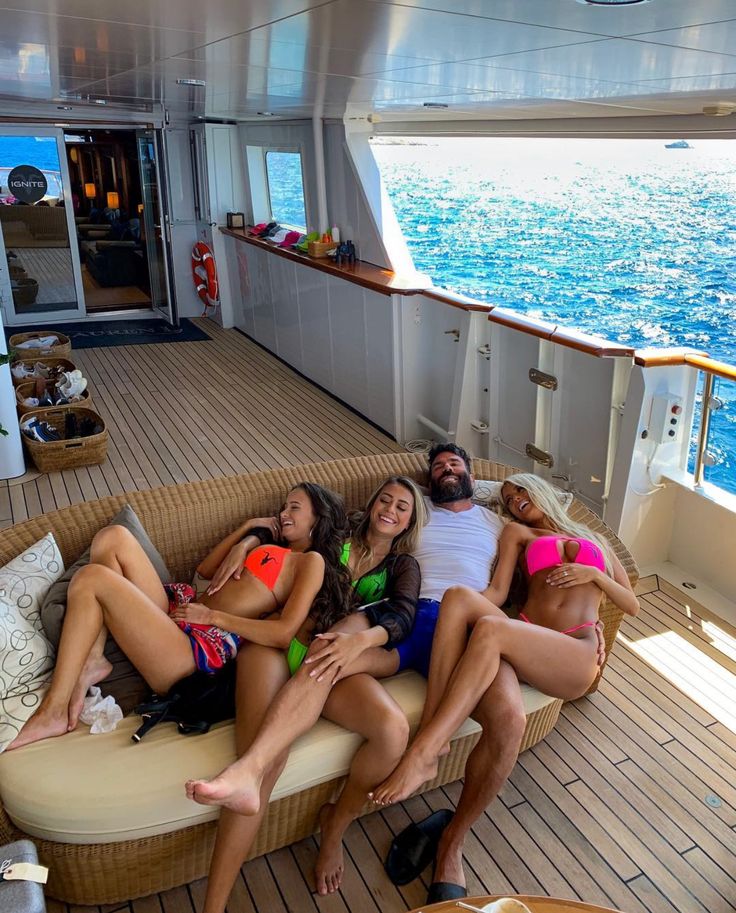 Dier369's tweet photo. O casamento é uma mentira. todo homem queria viver como Dan Bilzerian https://t.co/yd03ShaqvD