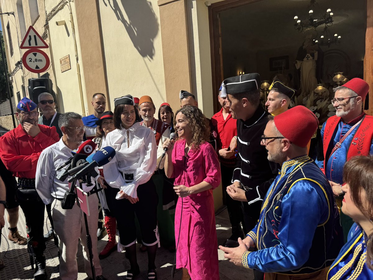 TurismoEspGob's tweet photo. La SE @rosanchesgrau, junto a la ministra @DianaMorantR, entrega en Elda el diploma que reconoce los Moros y Cristianos como Fiesta de Interés Turístico Internacional.

Un reconocimiento al trabajo de todo un pueblo, a sus comparsas y a una tradición única. ¡Felices fiestas! https://t.co/bSy08XAeWk