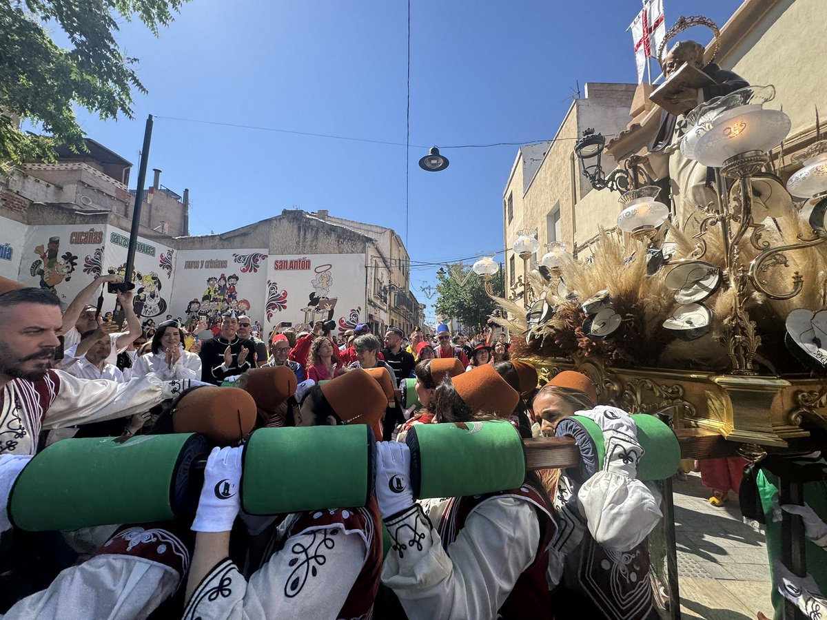 TurismoEspGob's tweet photo. La SE @rosanchesgrau, junto a la ministra @DianaMorantR, entrega en Elda el diploma que reconoce los Moros y Cristianos como Fiesta de Interés Turístico Internacional.

Un reconocimiento al trabajo de todo un pueblo, a sus comparsas y a una tradición única. ¡Felices fiestas! https://t.co/bSy08XAeWk