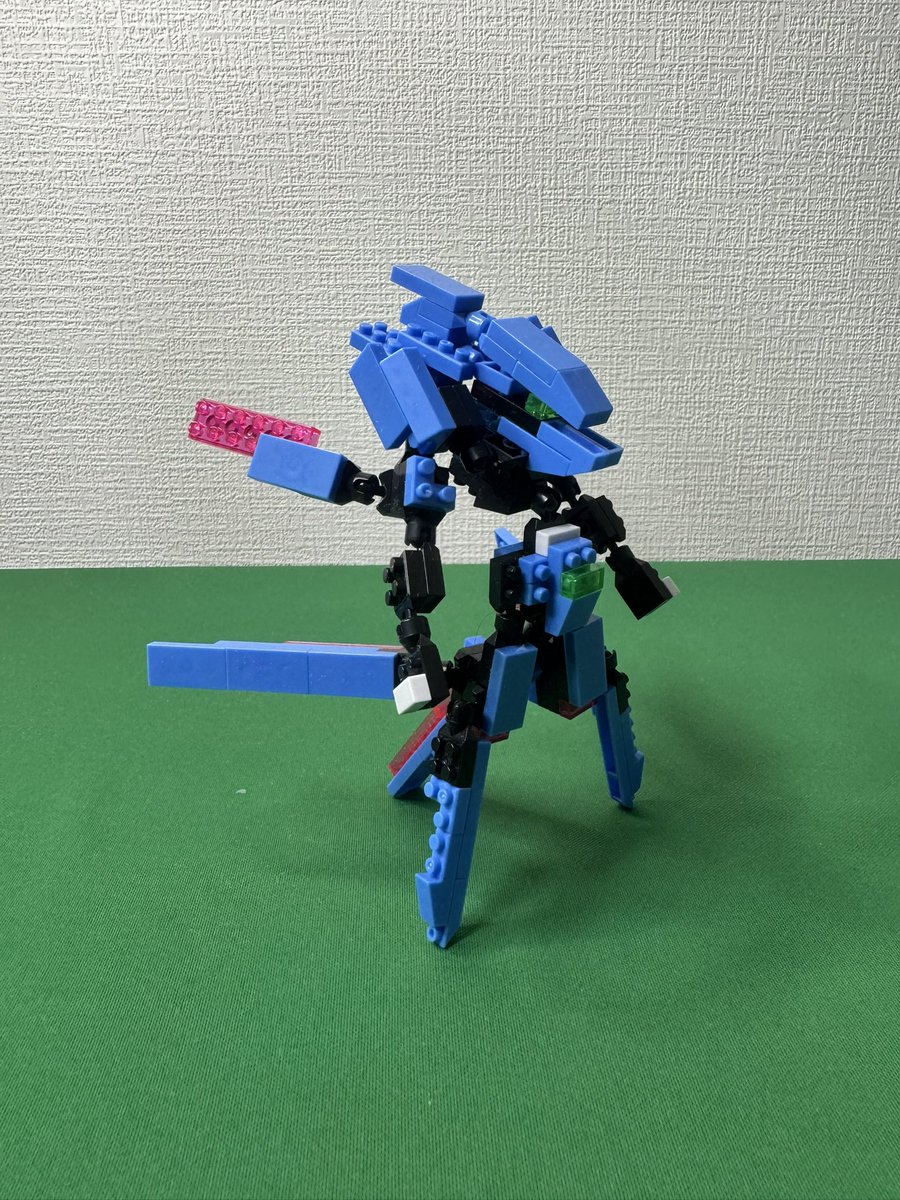 hoogtaranti's tweet photo. #プチブロック

自由統一連盟の試作機。
当該シリーズの進化の方向性を決めることになった機体の一つ。
連盟の中でこの機体のみ、フレームが黒い……。限定帝国からパクってきたというのが、当時のマルチユニバース民の意見に多い。 https://t.co/6SeMr3QcPv