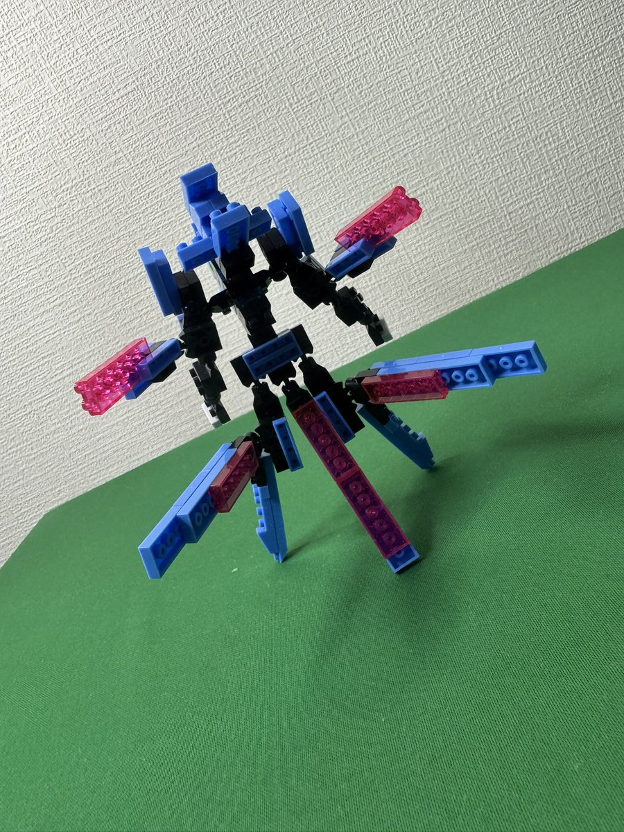 hoogtaranti's tweet photo. #プチブロック

自由統一連盟の試作機。
当該シリーズの進化の方向性を決めることになった機体の一つ。
連盟の中でこの機体のみ、フレームが黒い……。限定帝国からパクってきたというのが、当時のマルチユニバース民の意見に多い。 https://t.co/6SeMr3QcPv